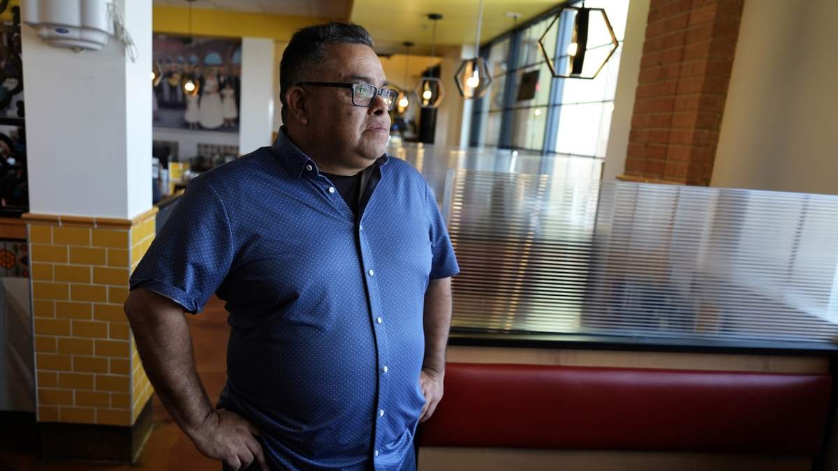 Raúl Luis mira por la ventana de su restaurante mexicano Birrieria Chalio en Fort Worth, Texas