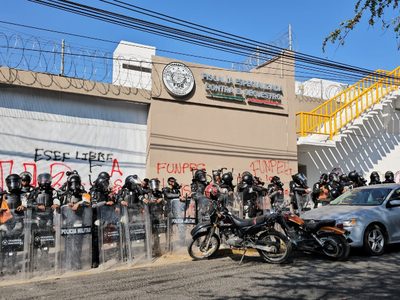 Blindan fiscalía, congreso y oficinas de gobierno de Guerrero ante posibles protestas de normalistas
