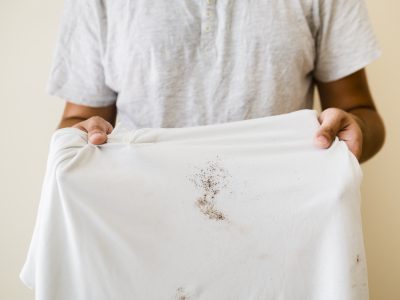 Recuperá tu blusa favorita manchada con un solo producto y este milagroso truco de las abuelas