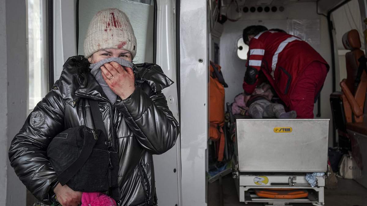 Paramédicos realizan reanimación a una niña que resultó herida tras un bombardeo en Mariupol, Ucrania.
