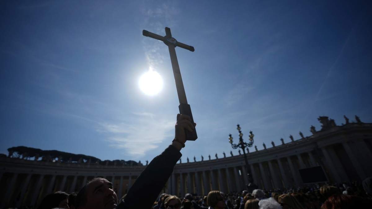 Fieles participando en el Jubileo llegan a la plaza de San Pedro del Vaticano