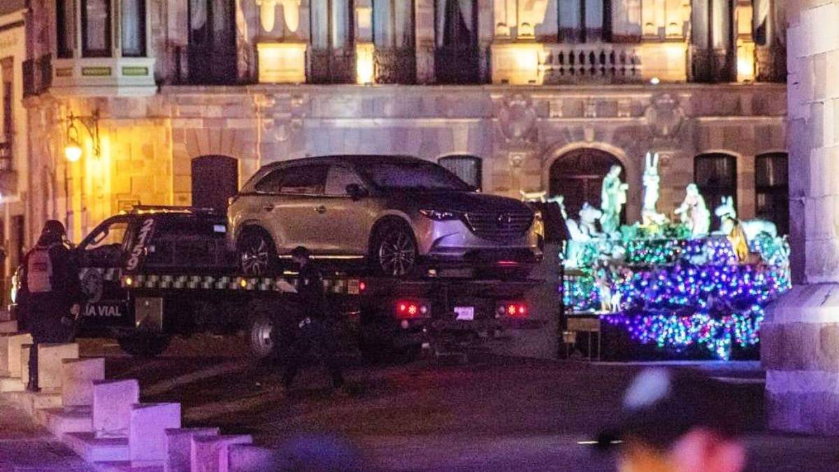 La camioneta estacionada en la plaza de armas en el centro histórico de Zacatecas