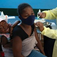 Sudáfrica alerta por nueva variante del coronavirus altamente contagiosa: esto es lo que hallaron