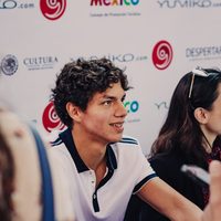Los bailarines de Despertares en firma de autógrafos