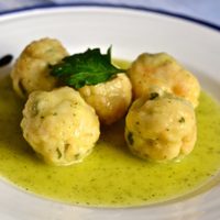 Albóndigas de merluza en salsa: un clásico fácil y sabroso para sumar pescado al menú semanal y que todos lo disfruten