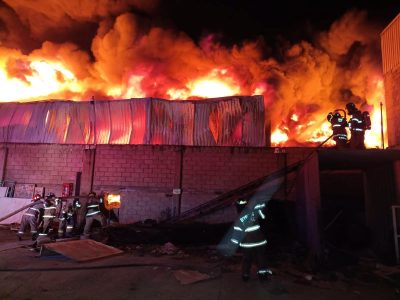 Incendio en fábrica en Ecatepec moviliza a más de 300 elementos de emergencia (Video)
