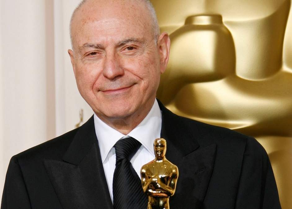 Alan Arkin posa con el Oscar que ganó como mejor actor de reparto por "Little Miss Sunshine" en 2007