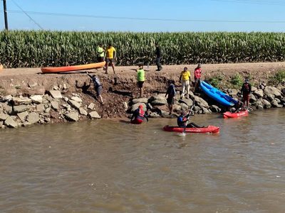 Murió un niño que cayó a un canal de riego desde una cuatrimoto