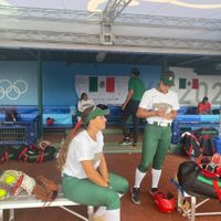 Jugadoras de softbol se disculpan por tirar sus uniformes a la basura