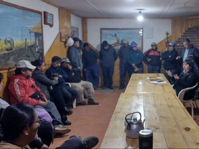 Trabajadores de ATE se manifestaron frente a la municipalidad de Aluminé