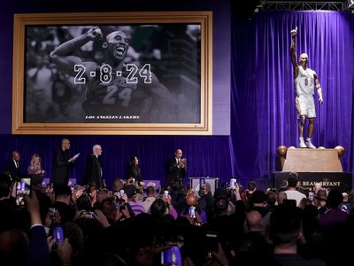 Kobe Bryant inmortalizado en estatua de bronce afuera de la arena de Los Lakers