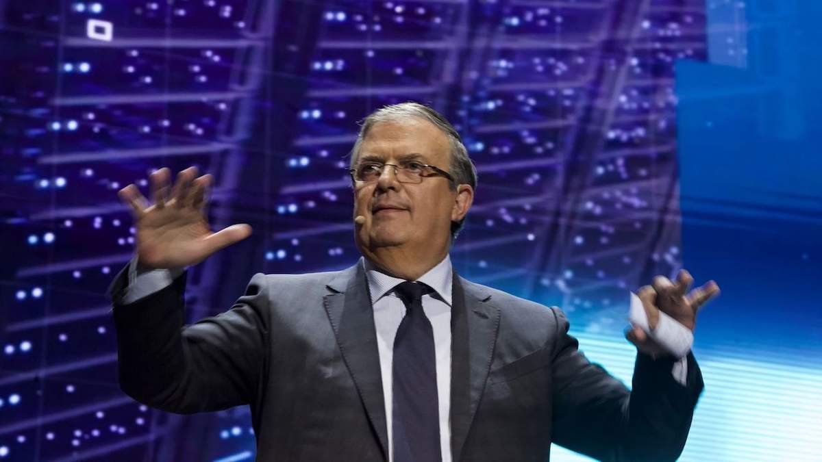 El precandidato morenista en la presentación de su estrategia de seguridad