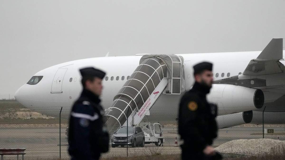 Gendarmes patrullan junto a un avión detenido por la policía por sospechas de que podría llevar a víctimas del tráfico de personas, en el aeropuerto de Vary, este de Francia