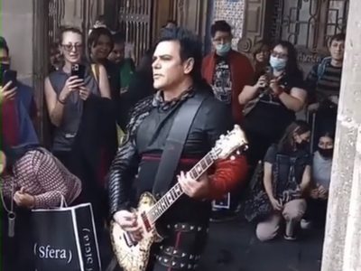 Richard Kruspe de Rammstein da miniconcierto en el Zócalo; Sheinbaum le agradece (Videos)