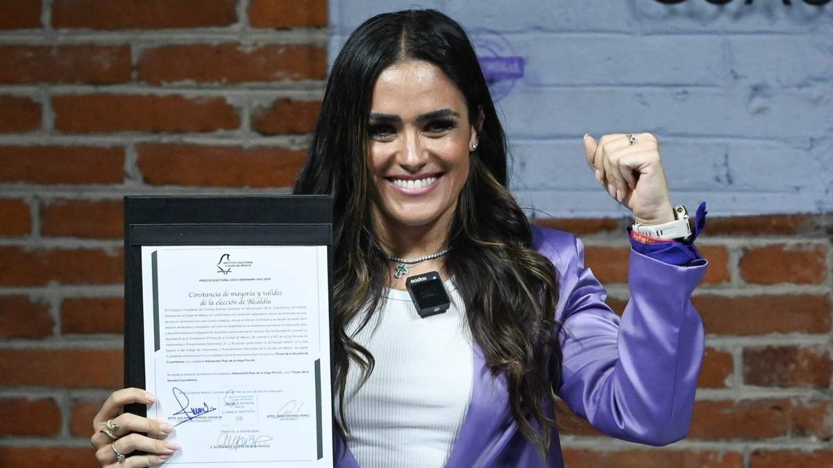 Alessandra Rojo de la Vega el 6 de junio, cuando recibió su constancia de mayoría