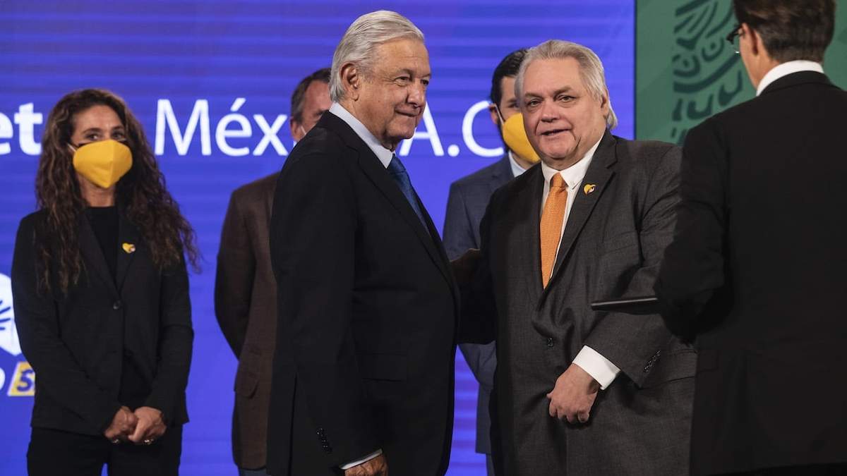 El presidente López Obrador y el empresario Carlos Bremer, en imagen de 2021