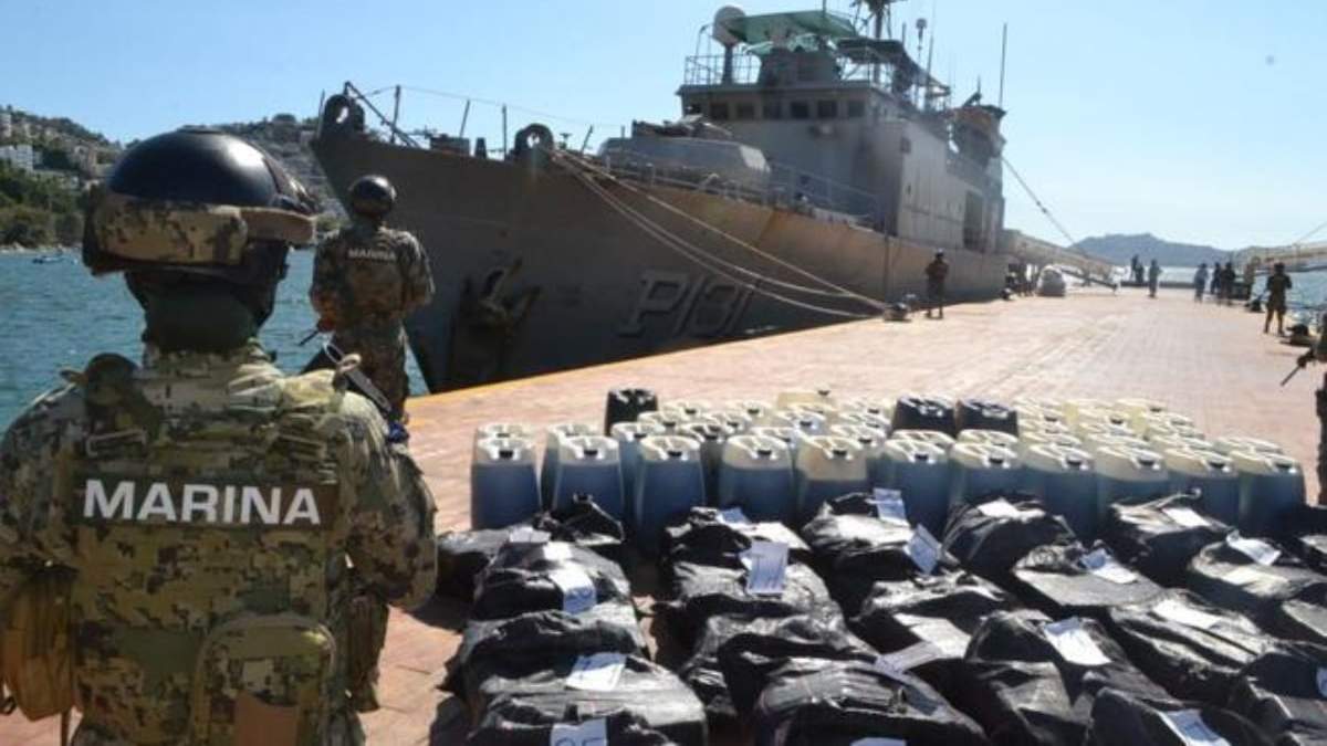 Elemento de la Marina en un puerto