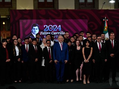 AMLO entrega certificado de graduación a egresados del IPN en conferencia de la mañanera