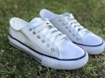 Como lo hacían las abuelas: el truco efectivo y muy barato para dejar tus zapatillas de tela como nuevas