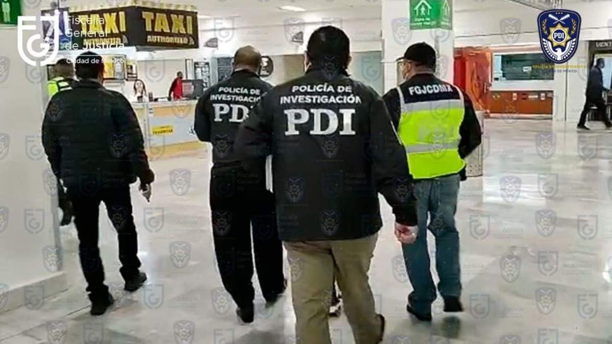 Policías de Investigación escoltan a Axel "N" tras bajarlo de un avión en el AICM