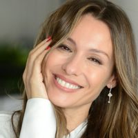 Elegancia de día y de noche: Pampita arrasa con las botas que son furor este Otoño Invierno