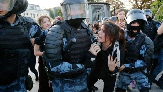 Las autoridades rusas efectúan “arrestos arbitrarios masivos” de críticos de la guerra en Ucrania. Los detenidos son sometidos al “uso persistente de tortura y a malos tratos”, señala el informe de la ONU