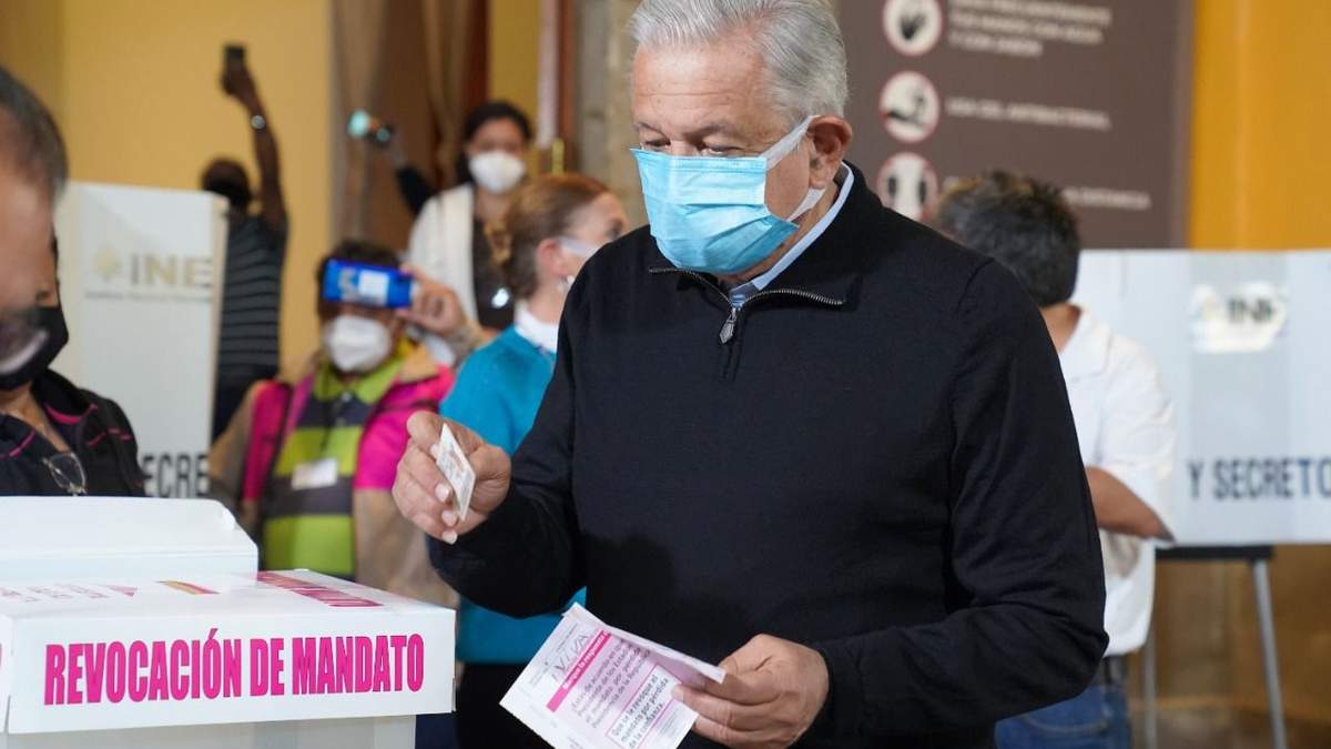 El mandatario en el momento de emitir su voto