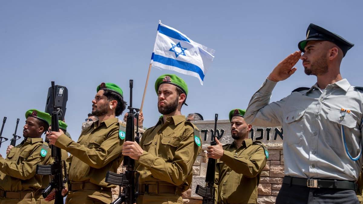 Soldados de la guardia de honor israelí saludan durante el funeral del comandante de la reserva israelí Dor Zimel