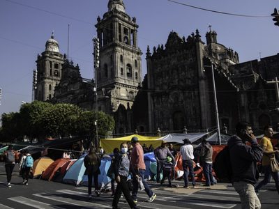 Tras presión de la CNTE, Morena da marcha atrás a iniciativa de AMLO sobre educación indígena