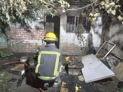 Se incendió una casa utilizada como refugio por limpiavidrios de Centenario