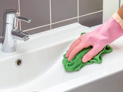 El truco de las abuelas para blanquear el inodoro y dejar las griferías de tu baño impecables con solo 1 producto