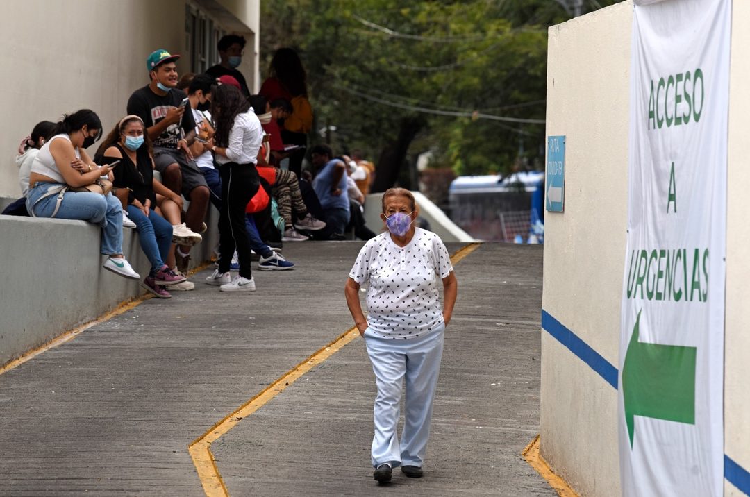 IMSS gente esperando Foto Eduardo Miranda