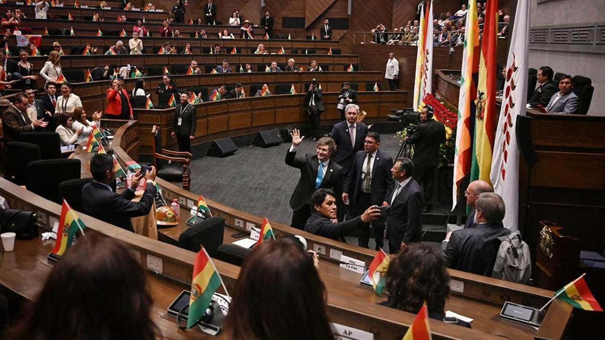 Javier Milei, ovacionado en el congreso boliviano