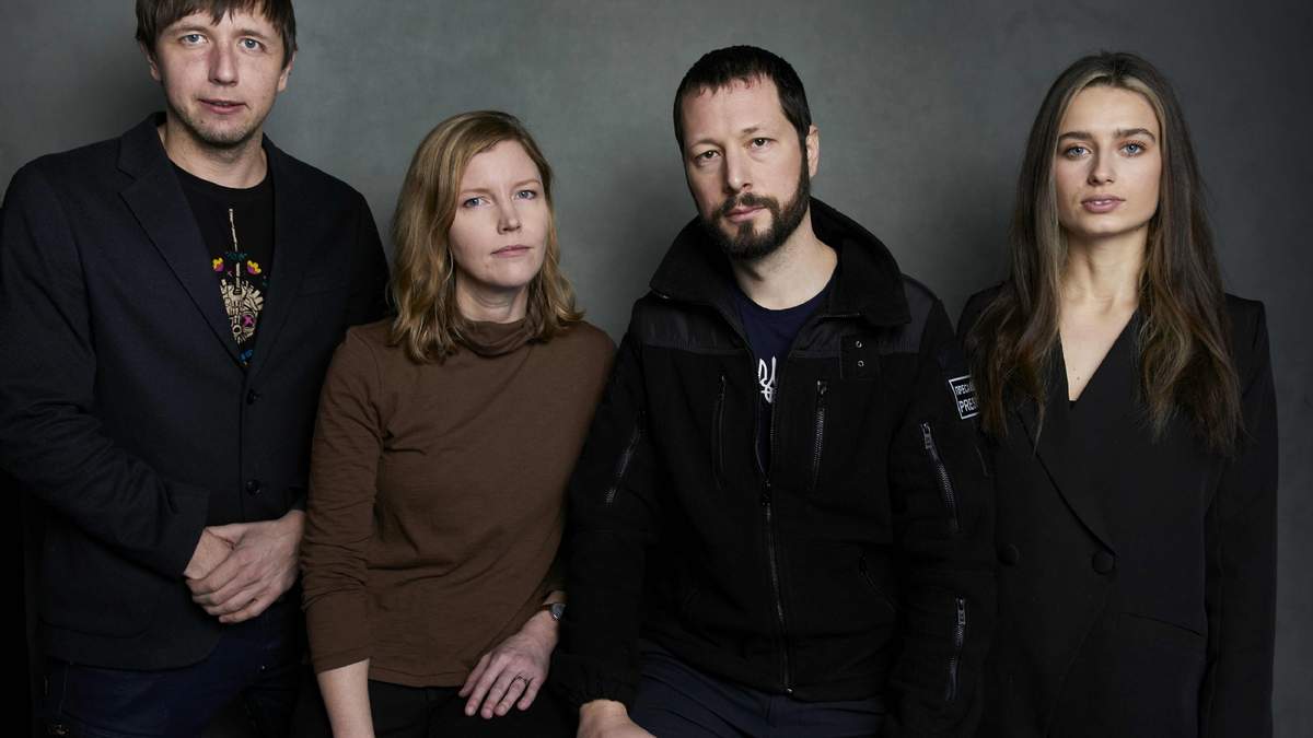 ARCHIVO - El fotógrafo Evgeniy Maloletka, de izquierda a derecha, la productora y editora de "Frontline" Michelle Mizner, el director Mstyslav Chernov, y la productora de campo Vasilisa Stepanenko posan para un retrato para promover la película "20 Days in Mariupol" en Latinx House durante el Festival de Cine de Sundance el 22 de enero de 2023, en Park City, Utah. La película, un proyecto conjunto entre The Associated Press y "Frontline" de PBS, fue nominada al Oscar