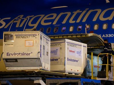 Llegan más vacunas: cuántas dosis de Sinopharm y AstraZeneca arribarán durante el fin de semana