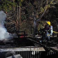 Voraz incendio en San Martín de los Andes: una casa de madera quedó reducida a cenizas