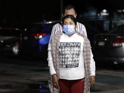“Vamos a seguir en pie de lucha", advierte madre que cuestionó a Murillo Karam en audiencia