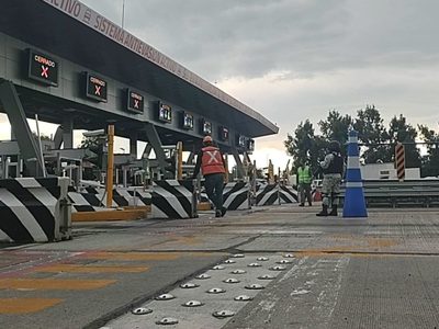 Protestan por “ponchallantas” en la caseta Las Américas y dejan libre peaje