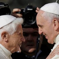 El Papa sigue desde lejos el retiro espiritual del Vaticano mientras se recupera en el hospital