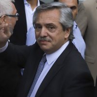 Familiares de víctimas judías de la última dictadura argentina visitan a Fernández