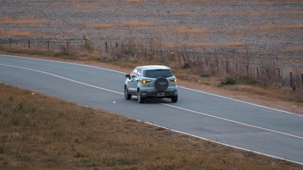 Auto en ruta nacional. Fuente: (Instagram)