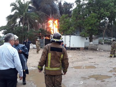 Explota bodega y pipa con huachicol en Tabasco