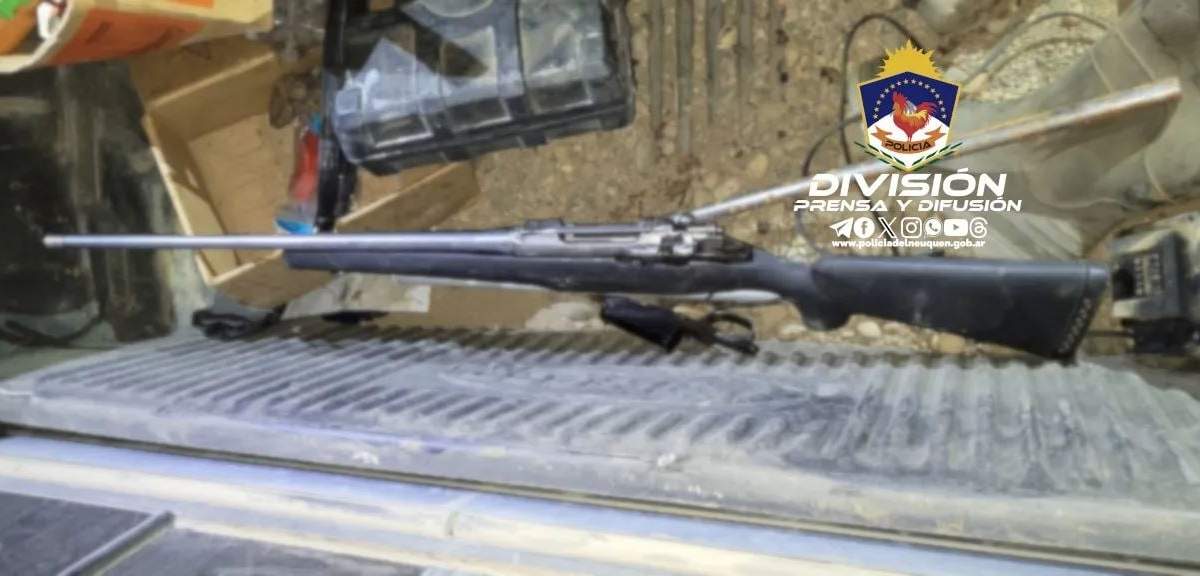 Una de las armas estaba en la caja trasera del vehículo. Fuente: (Policía de Neuquén)