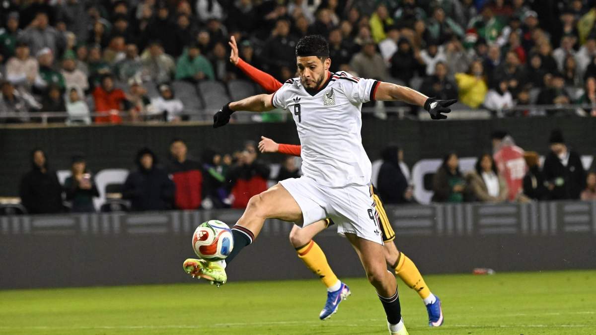 Raúl Jiménez, de la selección de México, conduce un balón delante de Maxim de Cuyper, de Bélgica