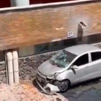 Se desprendió una parte de la fachada de la Facultad de Medicina de la UNAM; un coche resultó dañado