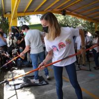 Samuel García y su esposa piden a empresarios apadrinar escuelas en Nuevo León