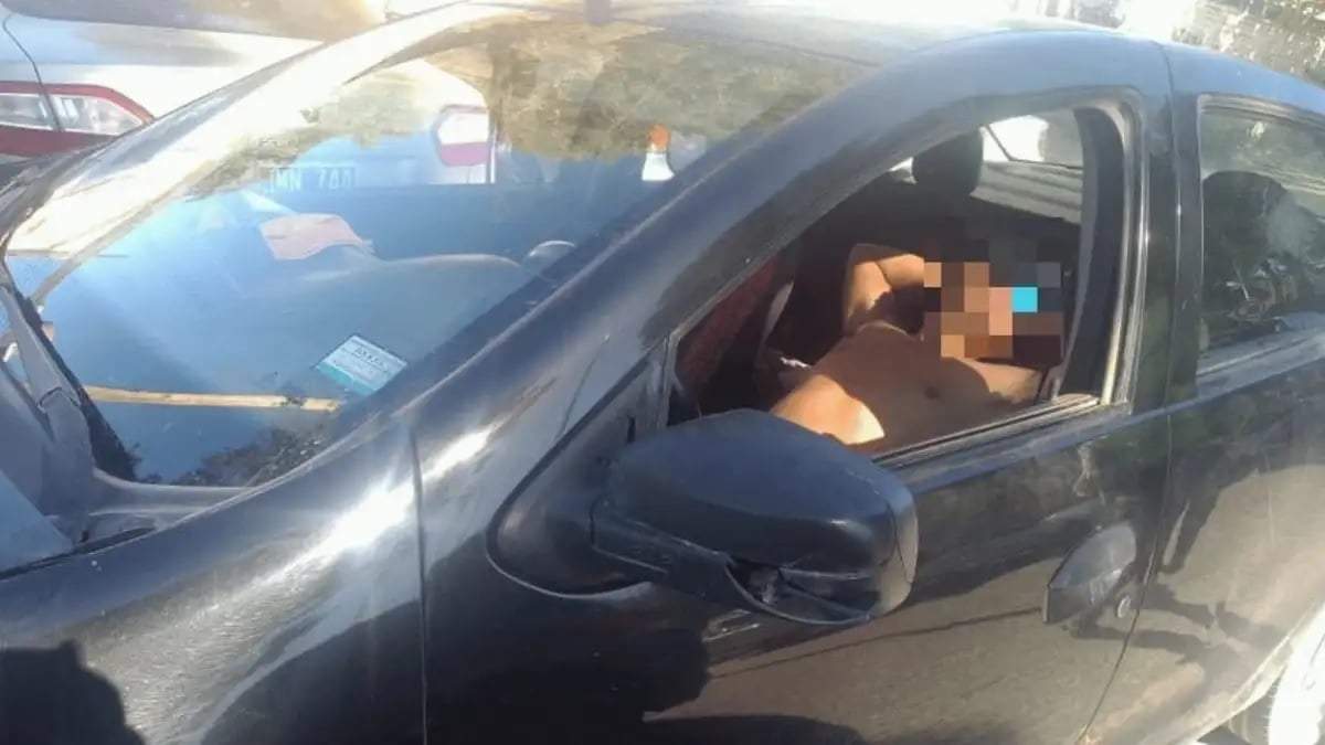 Profundamente dormido. Así estaba el conductor del Renault Logan en la entrada a la Isla 132 el jueves 1 a la mañana. Fuente (X)