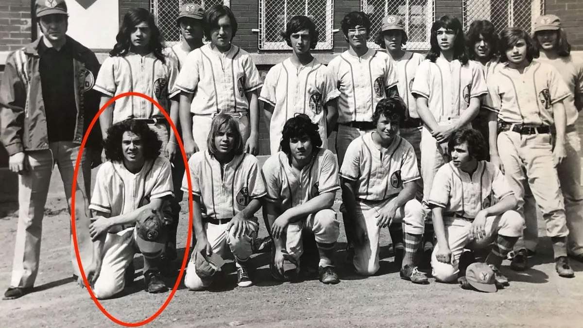 William Fyfe abajo a la izquierda en el Park Extension Youth Organization, un equipo de béisbol, en 1970.