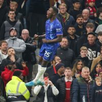 Volea de Caicedo sella empate 1-1 para Chelsea ante Man United. Tottenham golea 4-1 a Aston Villa