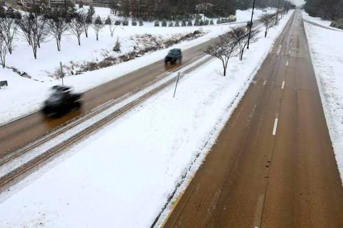 Vehículos circulan tras una nevada, el 10 de enero de 2025, en Missouri